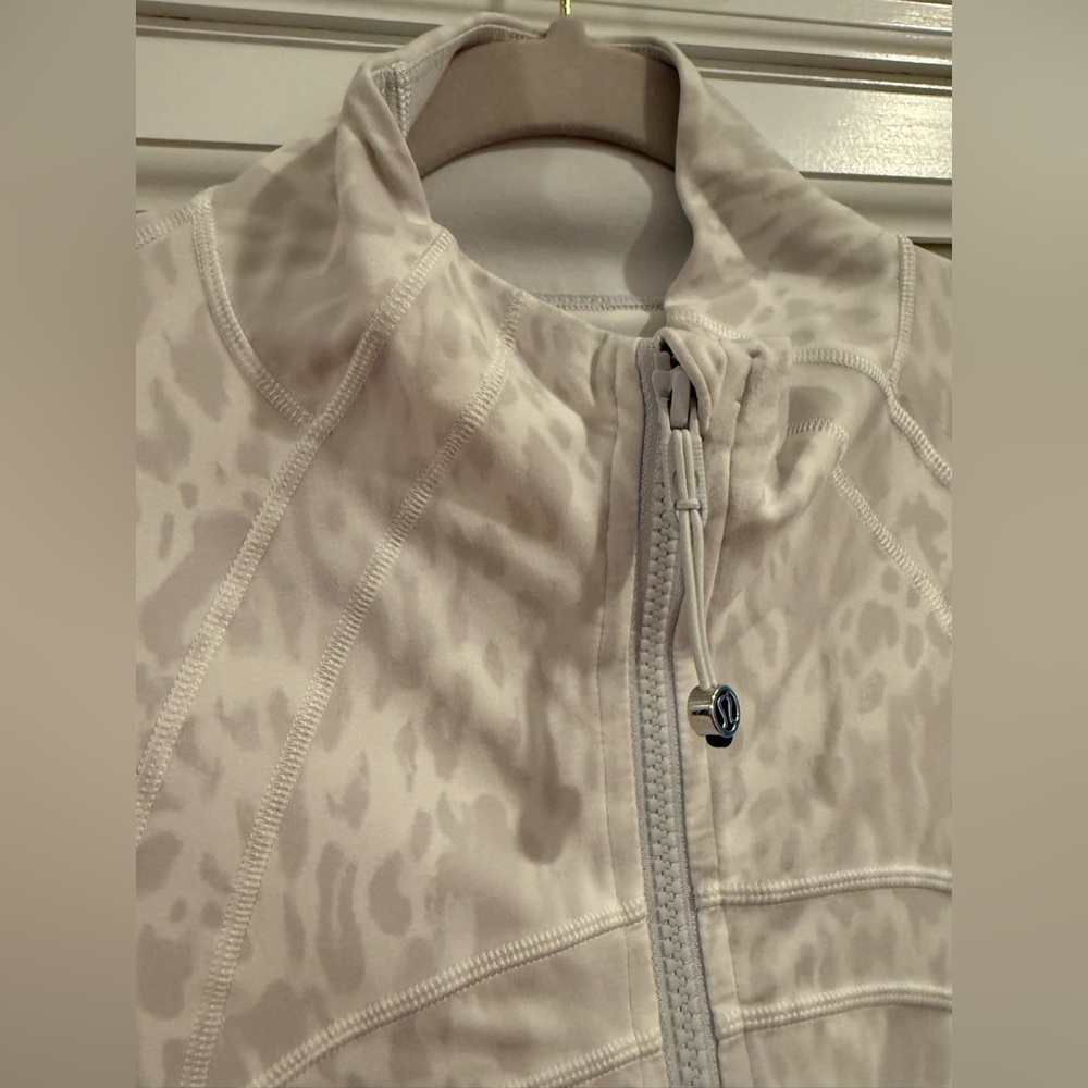 lululemon athletica Light Gray Animal Print Full-Zip Jacket - Picture 3 of 8